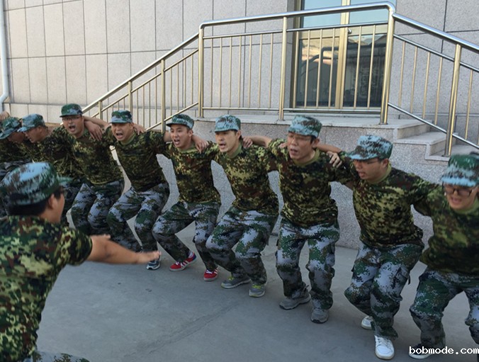 团队整体做蹲起 团队整体做蹲起