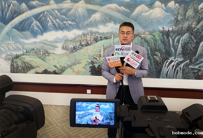 世界杯在线直播郑总接受各大媒体的采访，世界杯在线直播