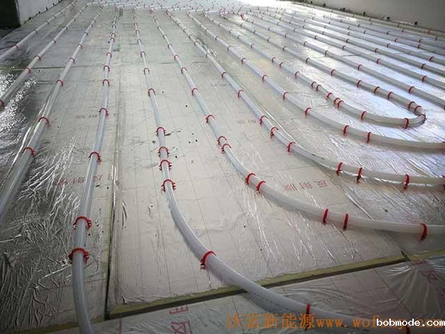 青岛德沃幼儿园空气源热泵项目施工案例地暖施工、主机施工，空气源热泵项目调试成功，项目展示实例——空气源热泵地暖铺管