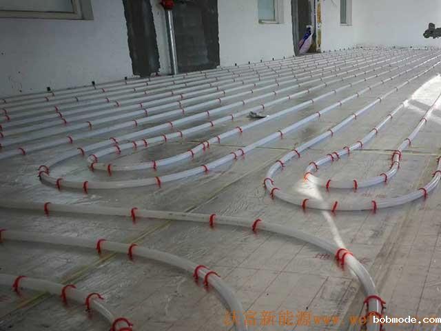 青岛德沃幼儿园空气源热泵项目施工案例地暖施工、主机施工，空气源热泵项目调试成功，项目展示实例——空气源热泵地暖铺管1