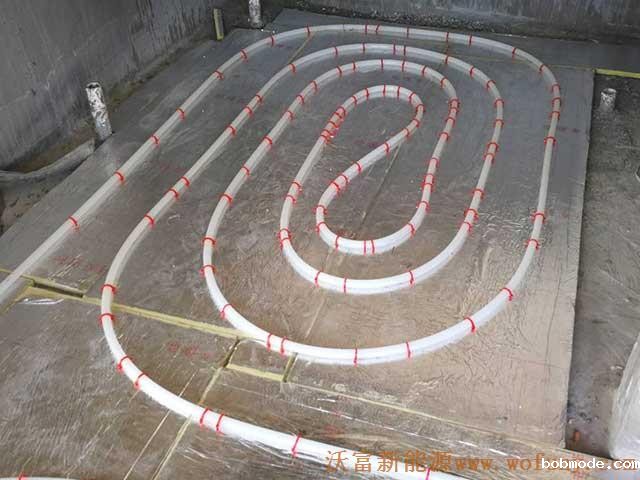 青岛德沃幼儿园空气源热泵项目施工案例地暖施工、主机施工，空气源热泵项目调试成功，项目展示实例——空气源热泵地暖铺管3