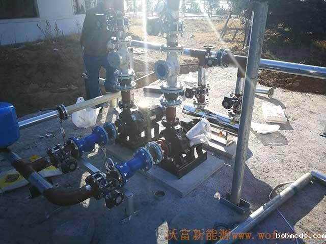 青岛德沃幼儿园空气源热泵项目施工案例地暖施工、主机施工，空气源热泵项目调试成功，项目展示实例——空气源热泵管路连接