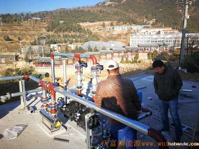 青岛德沃幼儿园空气源热泵项目施工案例地暖施工、主机施工，空气源热泵项目调试成功，项目展示实例——空气源热泵管路连接1