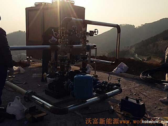 青岛德沃幼儿园空气源热泵项目施工案例地暖施工、主机施工，空气源热泵项目调试成功，项目展示实例——空气源热泵主机安装