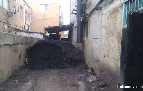 截至到2016年年底，我国北方地区城乡建筑取暖总面积约206亿平方米，其中燃煤取暖占了83%，取暖用煤年消耗4亿吨标煤，其中散烧煤约2亿吨标煤，主要分布在农村地区。”